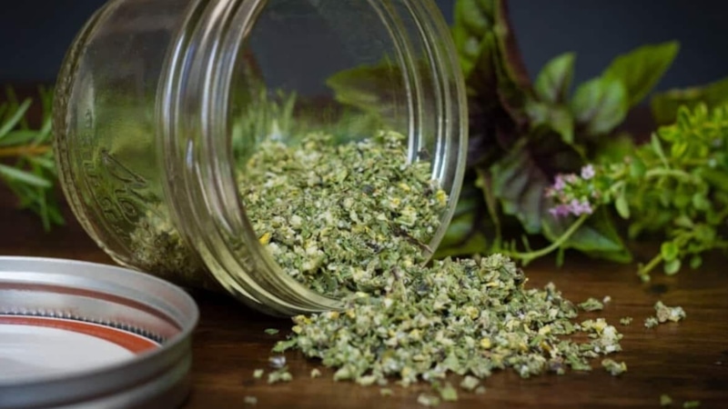 Травяная соль: приправа для сезонных овощей