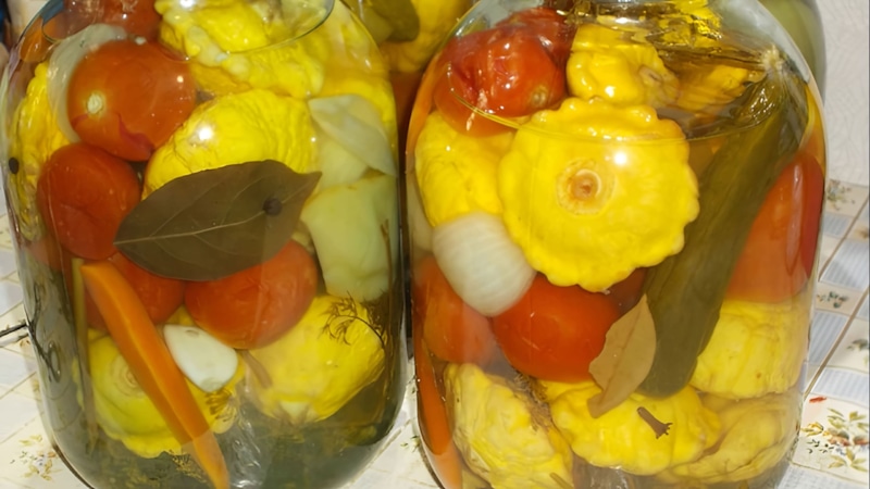 Ассорти в банке: помидоры, огурцы, патиссоны