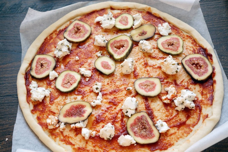 Пицца с инжиром: рецепт с белым соусом