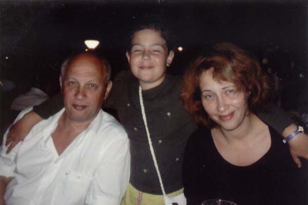 Василий Головачев с дочерью и внучкой