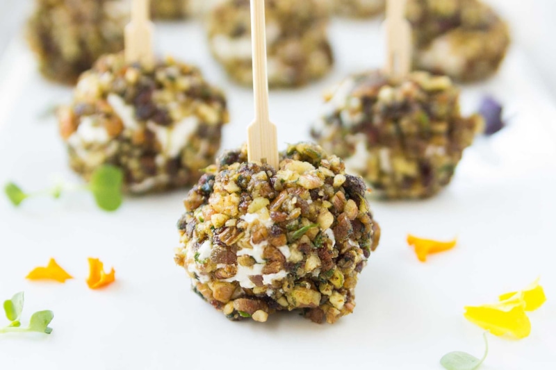 Куриные шарики с курагой и сыром: международный рецепт Куриные шарики с курагой и сыром: международный рецепт