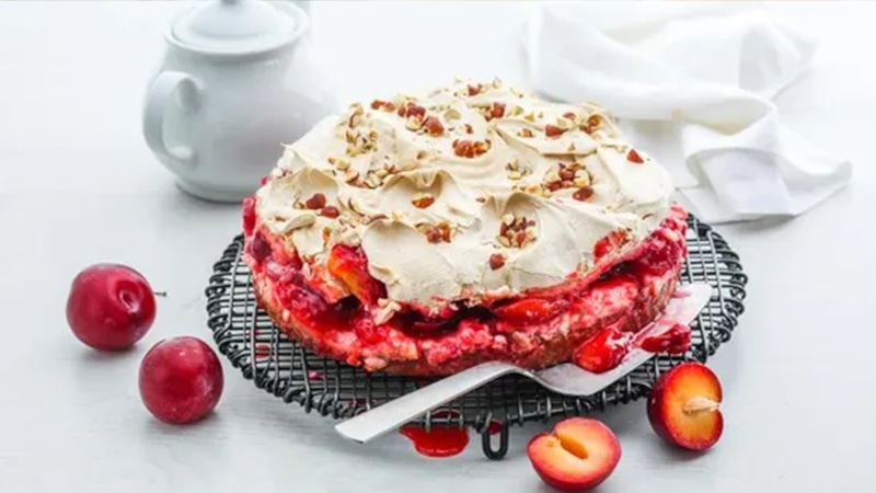 Торт-безе со сливами: рецепт с контрастом текстур