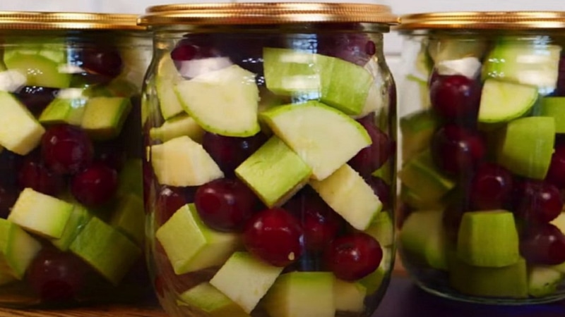 Кабачки с вишней: яркая закуска