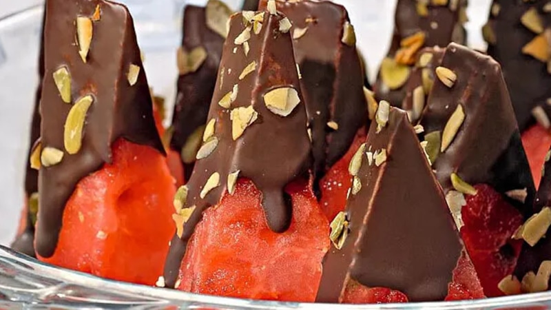 Арбуз в шоколаде: летний десерт