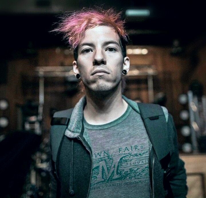 Джош Дан с розовыми волосaми