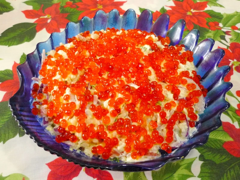 Царский салат: икра и семга