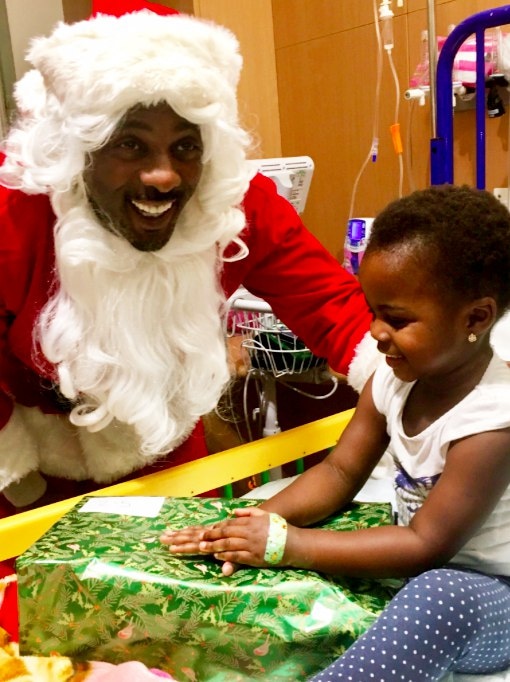 Идрис Эльба в образе Санты Клауса