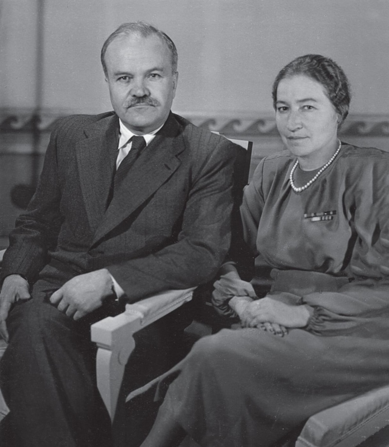 Полина Жемчужина и муж Вячеслав Молотов Полина Жемчужина и муж Вячеслав Молотов