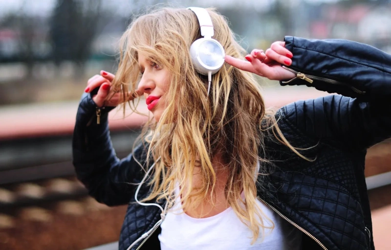 Опасный звук: наушники и слух