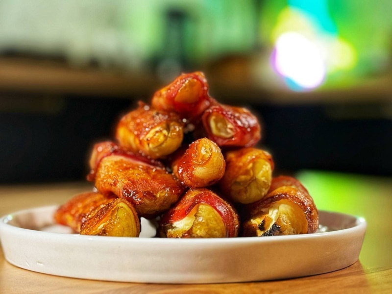 Необычная закуска: огурцы в беконе