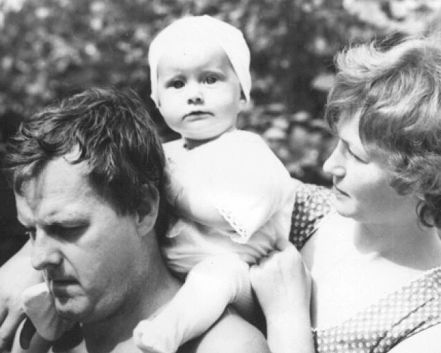 Ксения Собчак в детстве с родителями Анатолием Собчаком и Людмилой Нарусовой