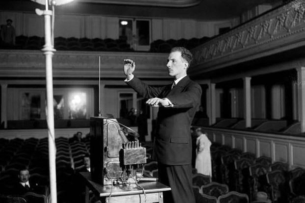 Лев Термен играет на терменвоксе