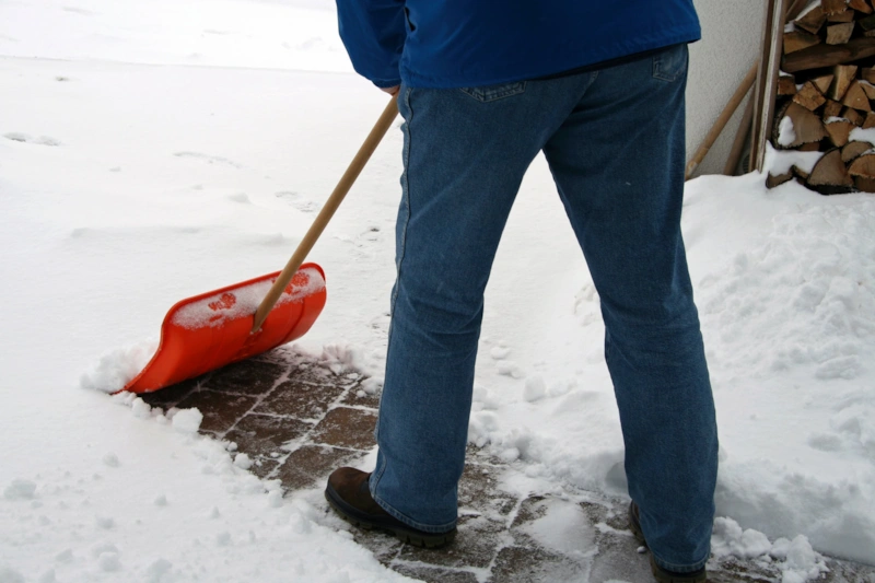 Уборка снега лопатой: риск для здоровья
