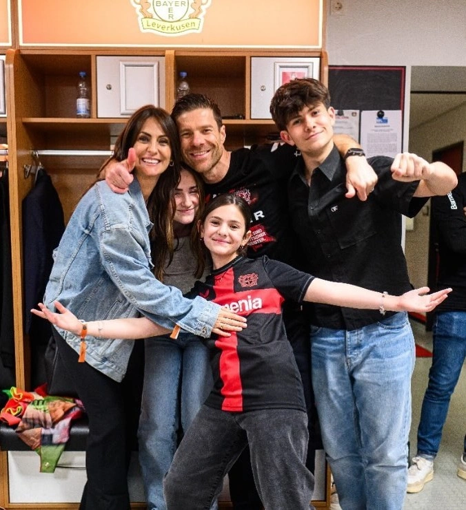 Хаби Алонсо с женой и детьми