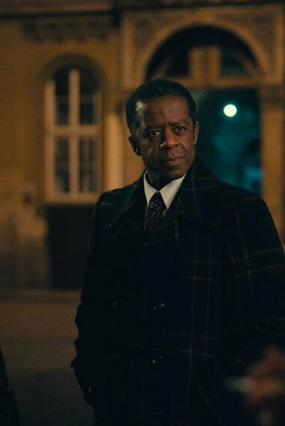 Эдриан Лестер в сериале «Пони» Эдриан Лестер в сериале «Пони»