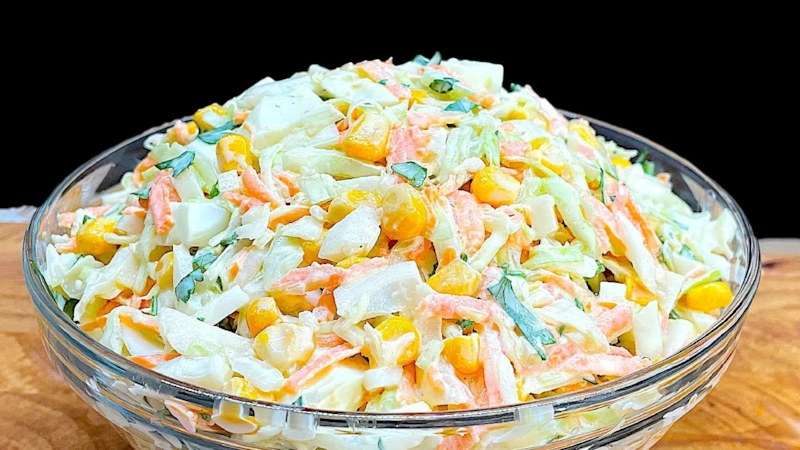 Салат дня: капуста и кукуруза