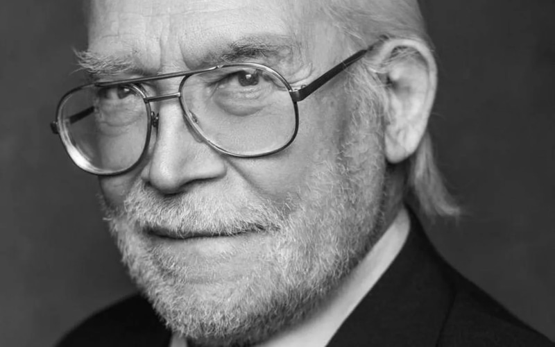 Скончался Виктор Рухманов