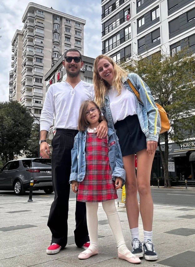 Ураз Кайгыларолу с женой Мелис Иситен и дочерью Ураз Кайгыларолу с женой Мелис Иситен и дочерью