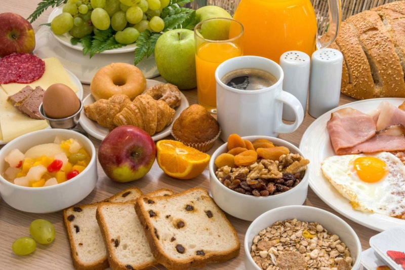 Завтрак без баланса: тосты и сладкий кофе