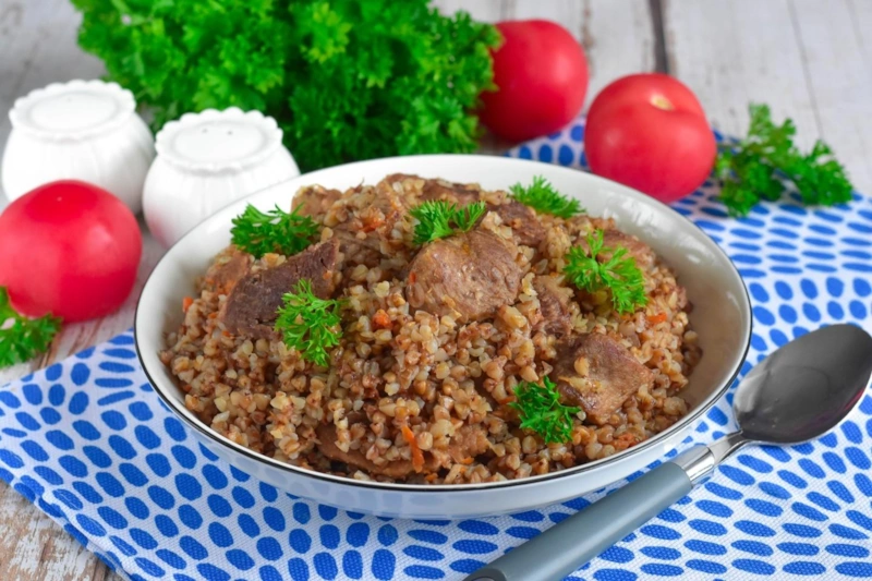 Гречка с мясом: сковорода в помощь