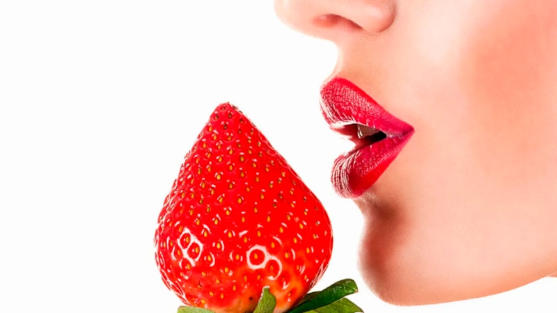 Клубника для губ: нежный уход