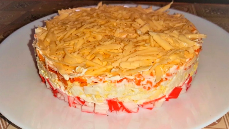 Слоеный салат: крабовые палочки и овощи
