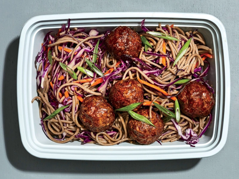 Лапша соба с фрикадельками: горячее блюдо