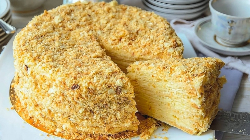 Ленивый «Наполеон»: слоеные коржи и крем