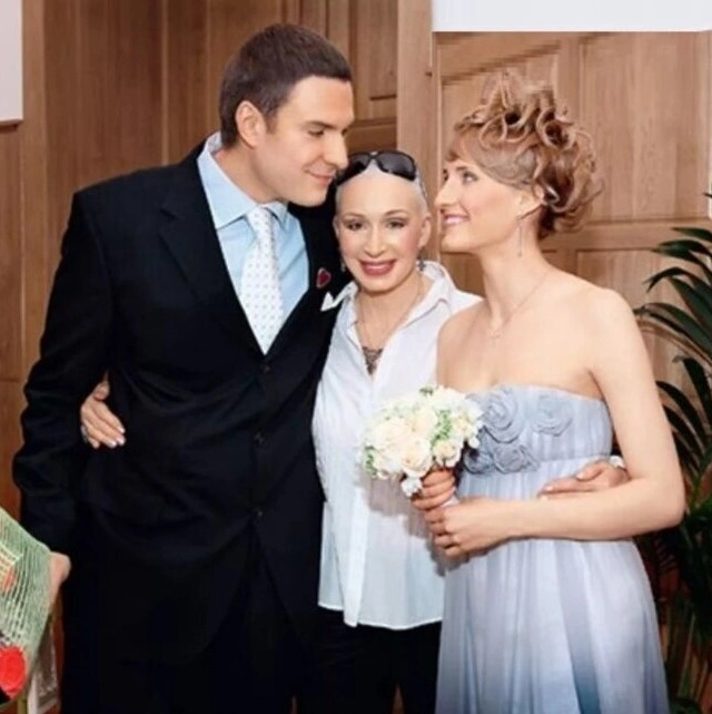 Анастасия Бегунова и Филипп Васильев с мамой