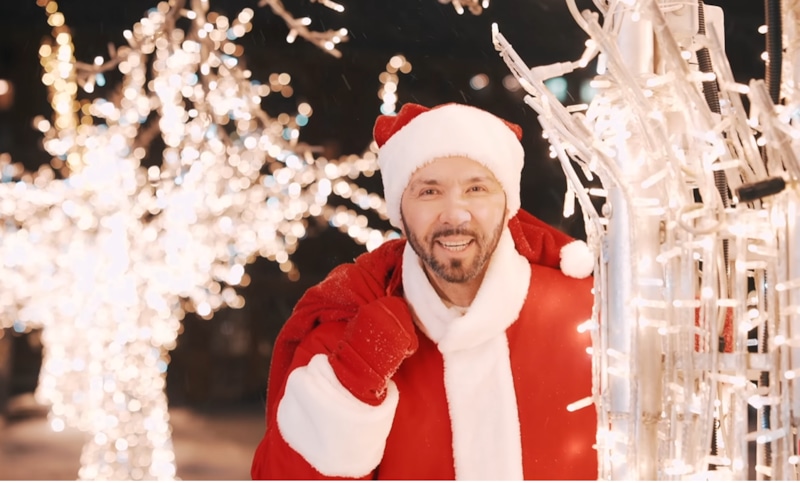 Денис Клявер в костюме Деда Мороза