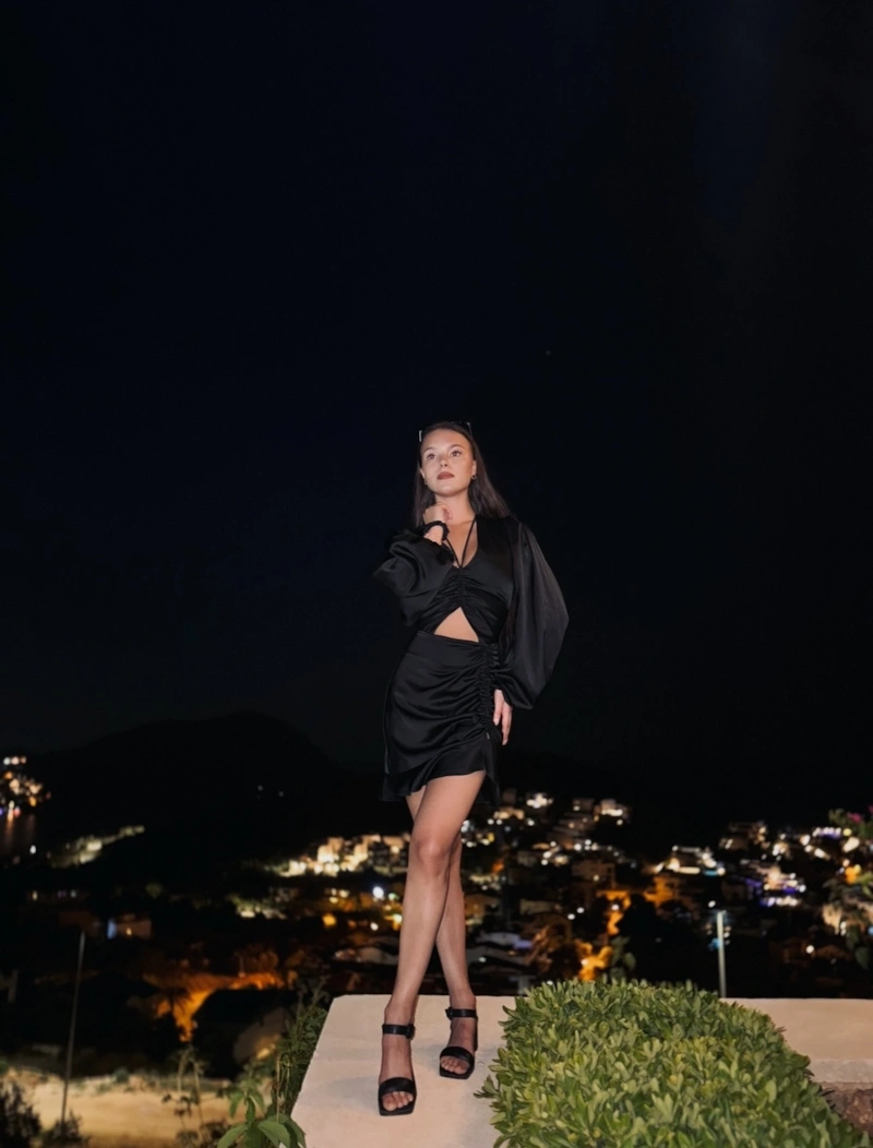 Анна Щербакова в черном платье