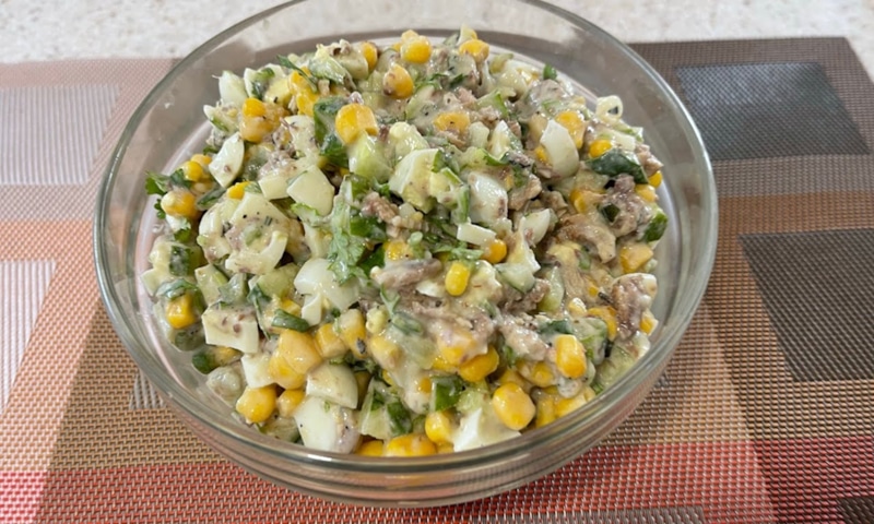 Салат из консервов: морская тарелка