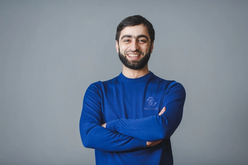 Аслан Бижоев работает в ПВЗ и таксует