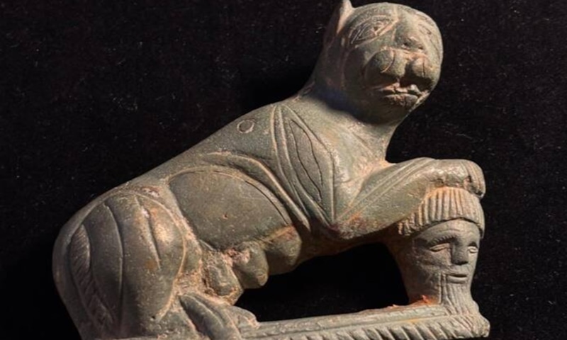 Римская фигурка: символ власти