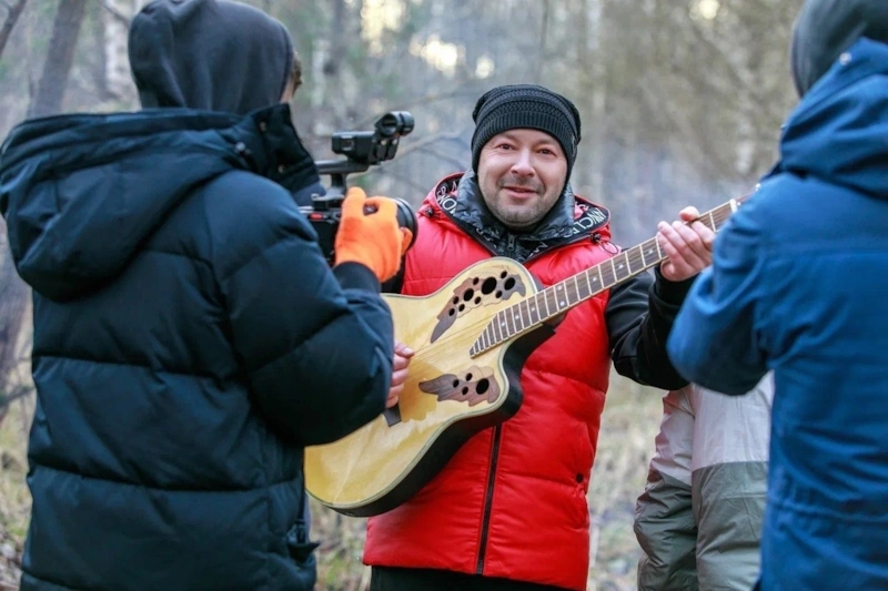 Виктор Петлюра с гитарой