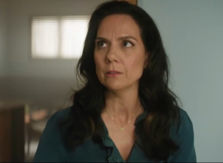 Микайла Банас в сериале «Мотель «Синее убийство»»