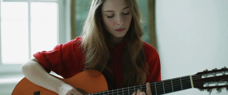 Татьяна Лялина с гитарой