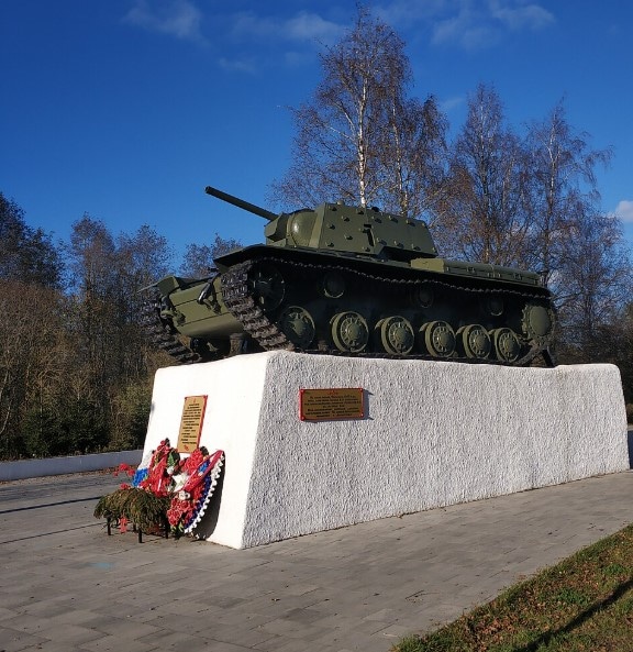 Танк на мемориале в честь подвига Зиновия Колобанова