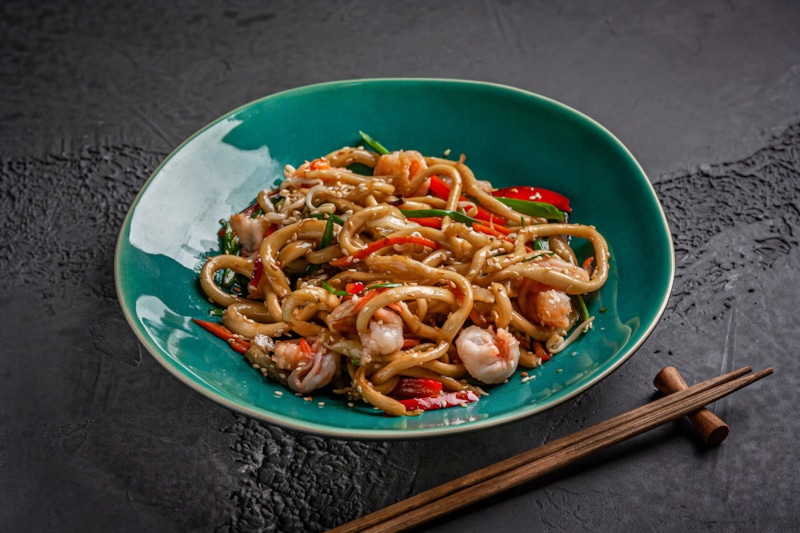 Удон с креветками: аппетитная классика