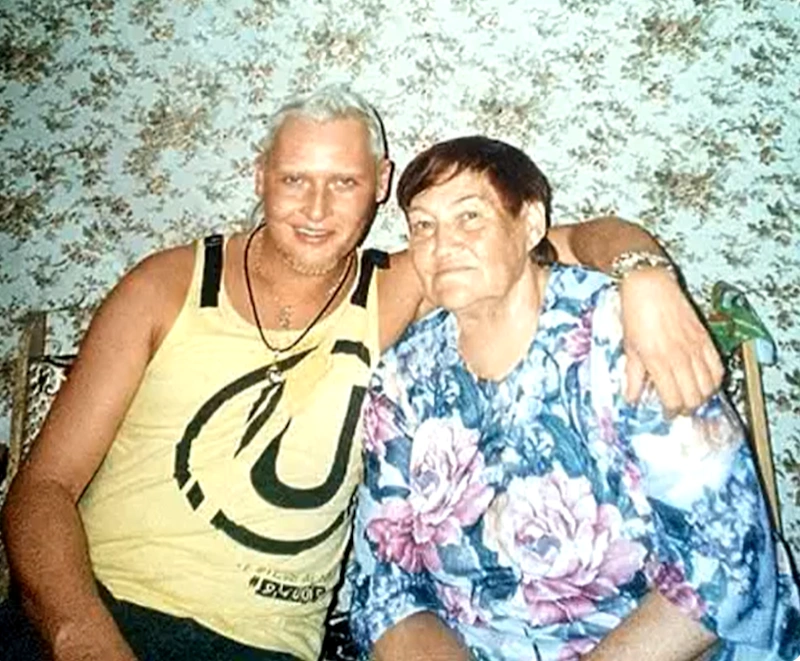 Шура с бабушкой Шура с бабушкой