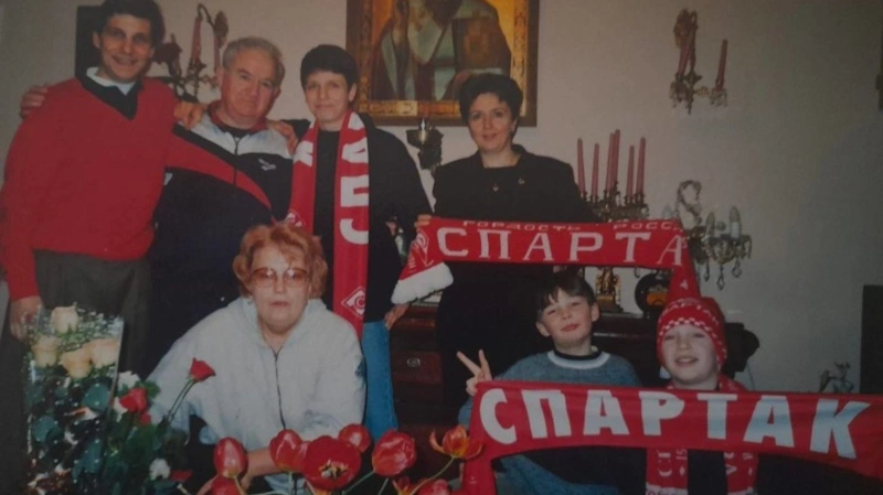 Людмила Новикова с мужем Никитой Симоняном, детьми и внуками