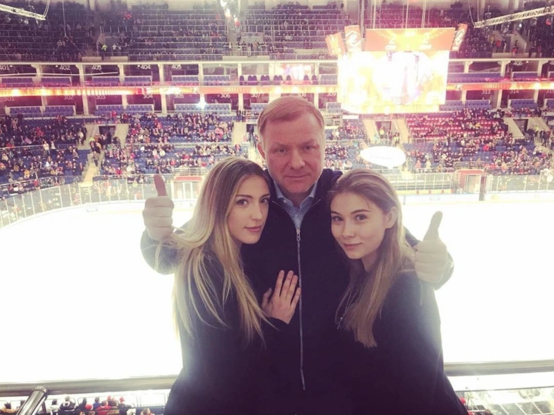 Алексей Жамнов с дочерьми Алексей Жамнов с дочерьми
