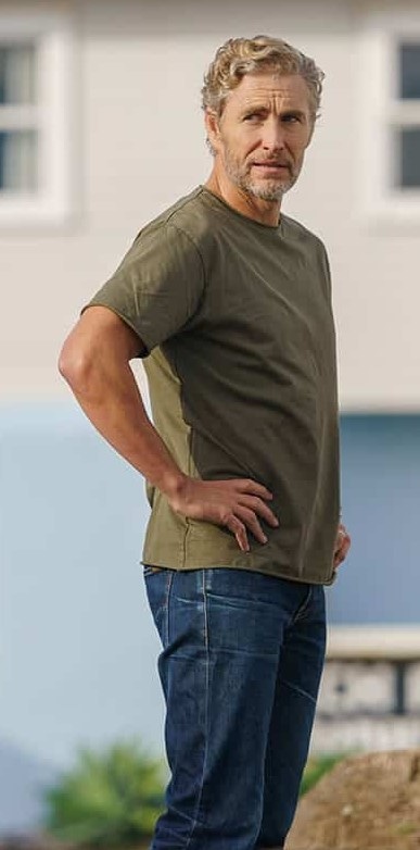 Бретт Такер в сериале «Мотель «Синее убийство» Бретт Такер в сериале «Мотель «Синее убийство»