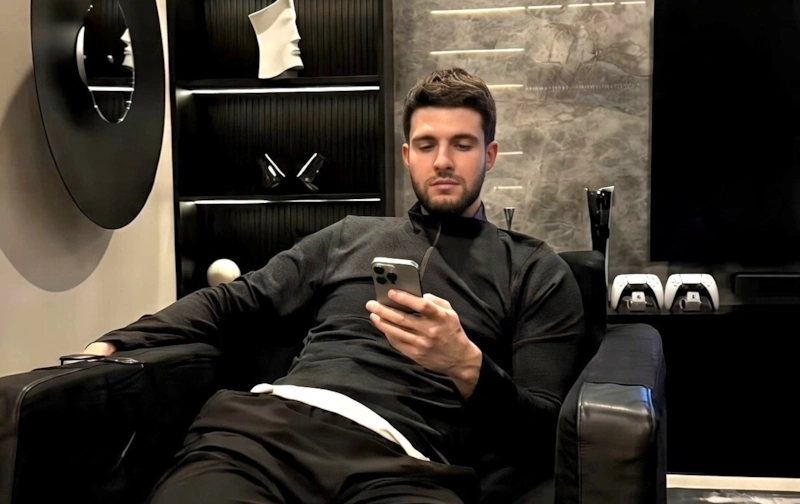 Владислав Абрамян родился в семье крупного бизнесмена