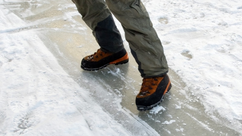 Гололед под ногами: защита обуви