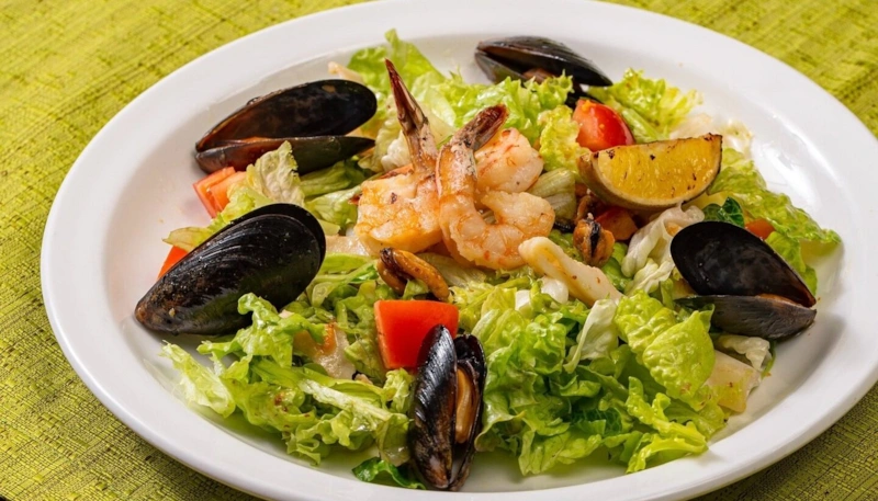 Морской салат: мидии и креветки с овощами