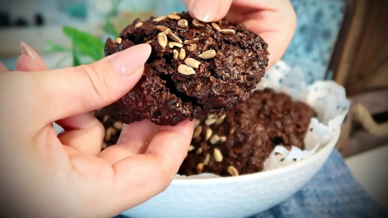 Домашний десерт: шоколадное печенье с орехами