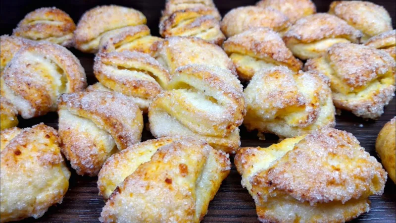 Творожные слойки делают из тонкого теста с мягкой начинкой