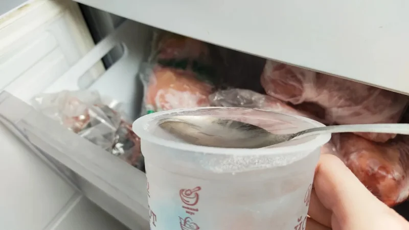 Замороженная металлическая ложка помогает охлаждать, снимать жир и проверять морозилку