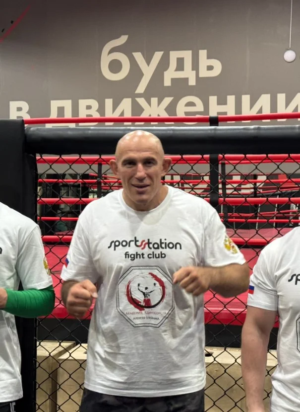 Алексей Олейник в фитнес-клубе